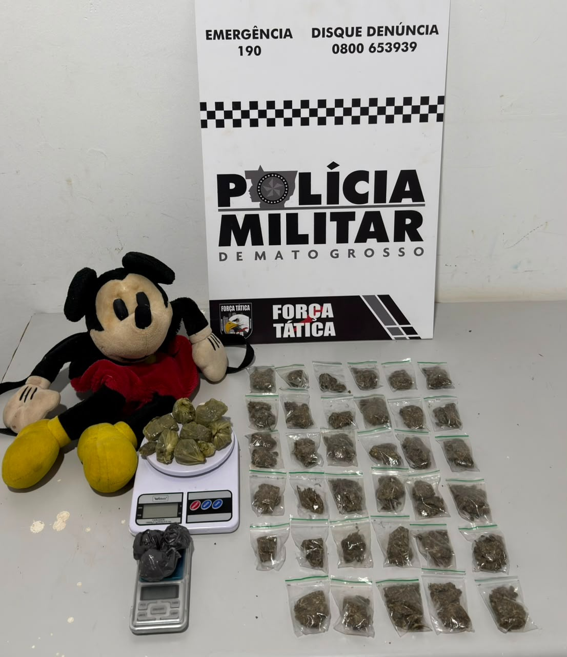 Força Tática apreende irmãos adolescentes com 47 porções de drogas em residência