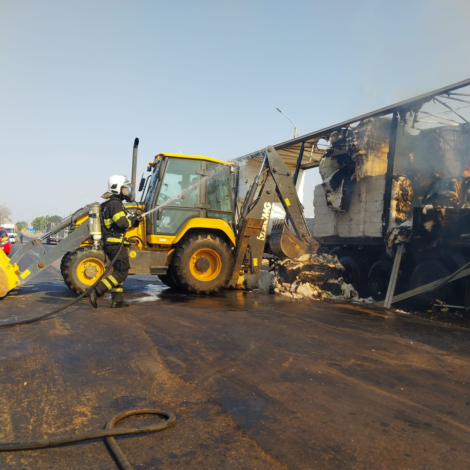 Fogo em carga de algodão atinge duas carretas na rodovia BR-364