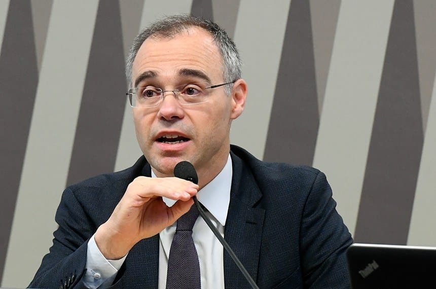 Operação dos consignados deve sacudir meio político