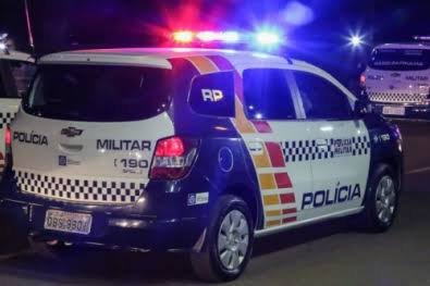 Homem invade casa, esfaqueia morador e é preso após levar paulada na cabeça da mãe da vítima