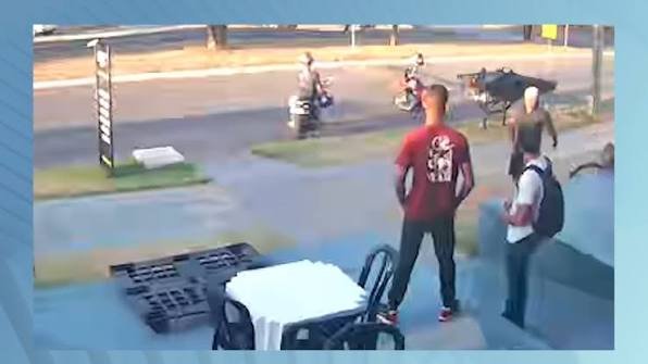 Câmera flagra momento em que homem invade mercado e esfaqueia ex-mulher; vídeo