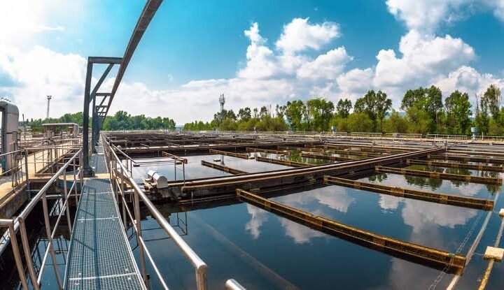 Operação flagra concessionária tratando água distribuída à população com cal de obras