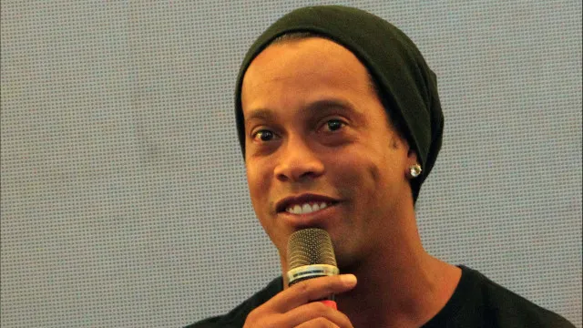 Ronaldinho é apresentado na Itália: ‘Vou jogar? Não sei, só o técnico sabe’