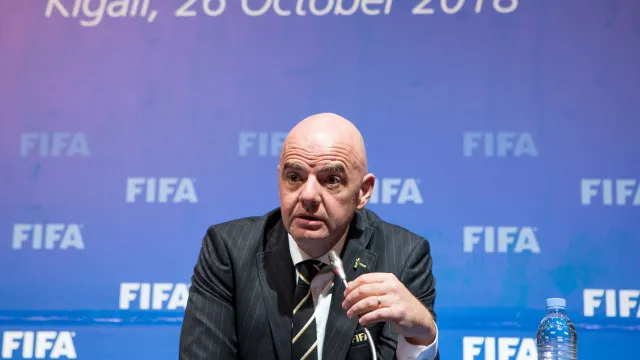 Infantino vive crise inédita e vê clima de ‘eleição antecipada’ na Fifa