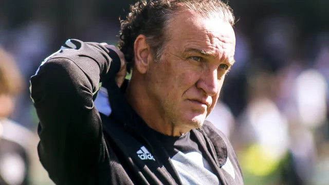 Cuca descarta deixar o Santos após derrota e cobra reação imediata