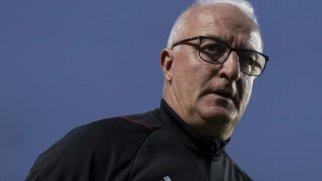 Em crise, Dorival critica o próprio time e Luís Castro cita Abel Ferreira