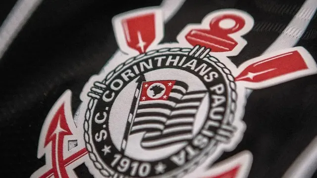 Torcedores protestam em frente ao Ministério Público e pedem intervenção no Corinthians