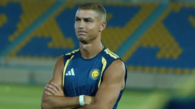 Cristiano Ronaldo volta das férias e surpreende fãs com mudança no visual