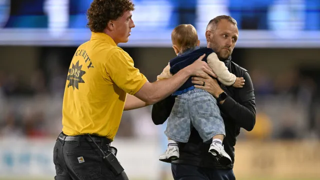 Partida de futebol é interrompida após bebê ‘invadir’ o campo; vídeo