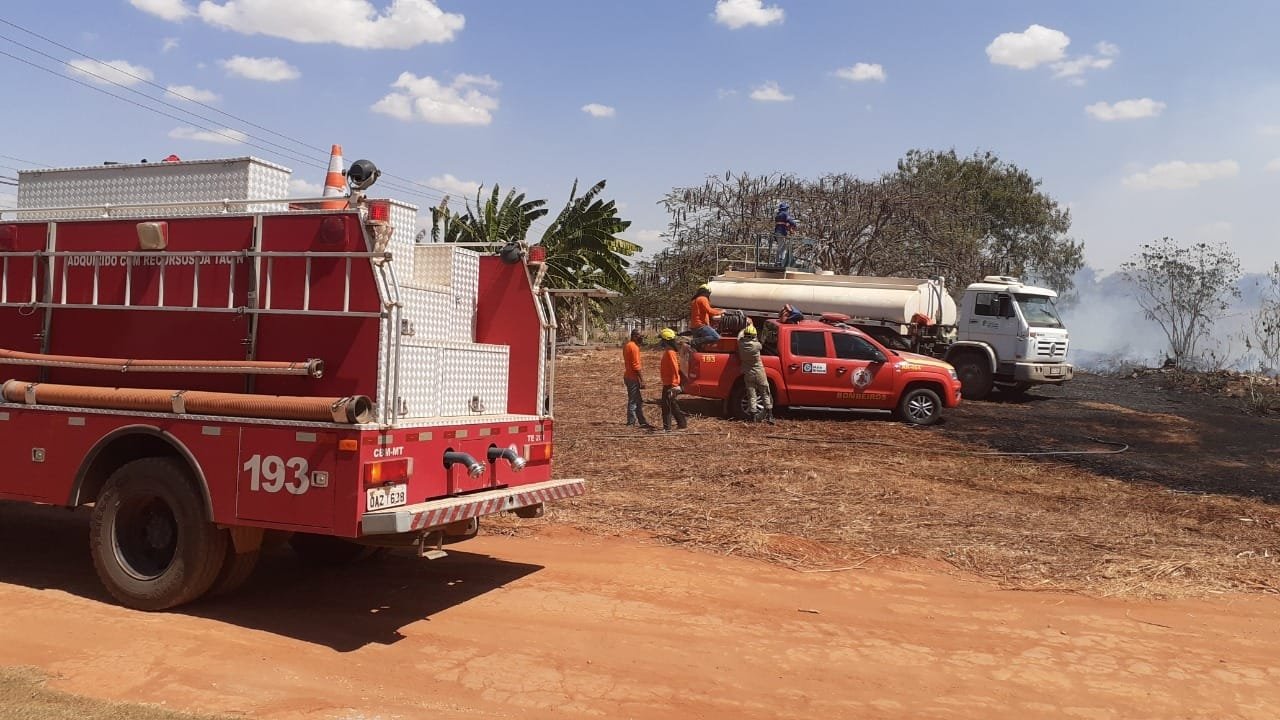 Corpo de Bombeiros controla 3 incêndios florestais e combate outros 13 nesta sexta-feira