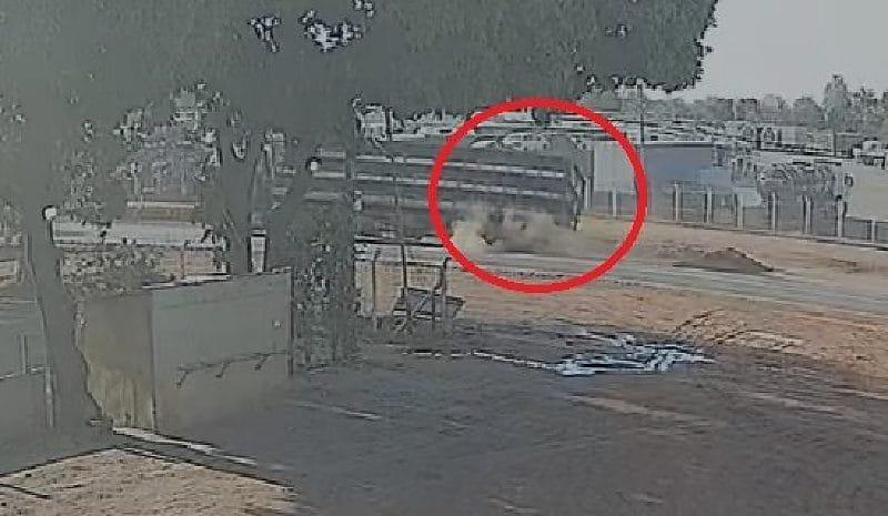 Câmera flagra momento em que carreta com porcos tomba em rodovia em Várzea Grande