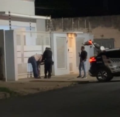 Homem é preso em flagrante com faca após agredir e tentar matar amante perto de igreja em MT