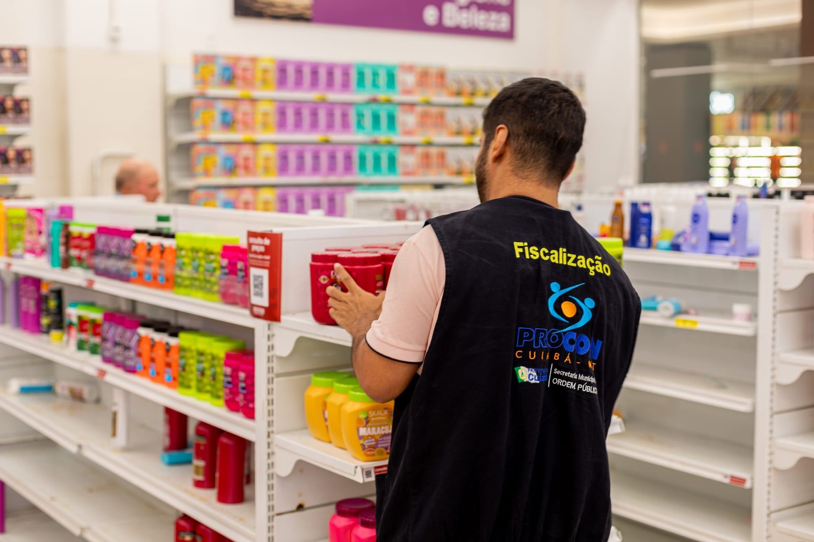 Procon apreende cerca de mil produtos durante operação em  lojas em shoppings de Cuiabá