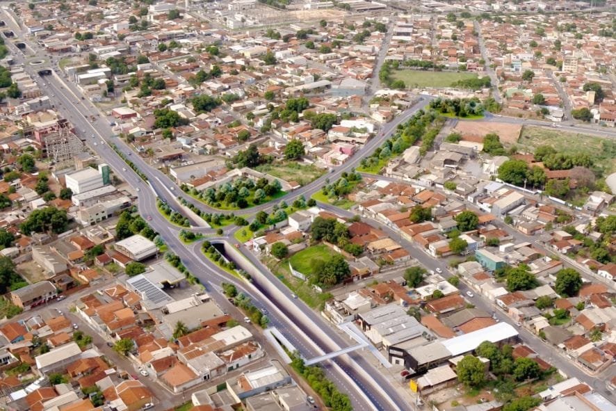 Trânsito é liberado em duas pistas na rotatória de avenida no Complexo Leblon