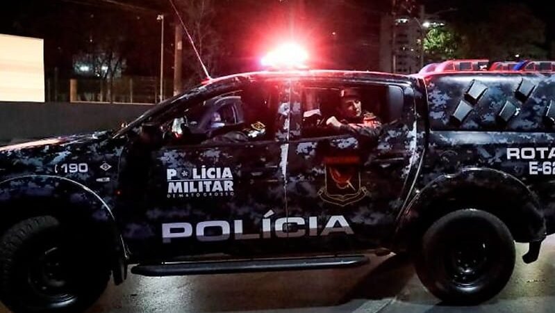 Ex-presidiário é preso após agridir irmã e manter pai idoso sob ameaça de faca em Cuiabá