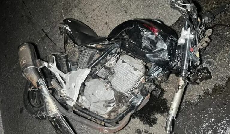 Motociclista invade pista contrária e morre ao bater em caminhão na rodovia BR-163