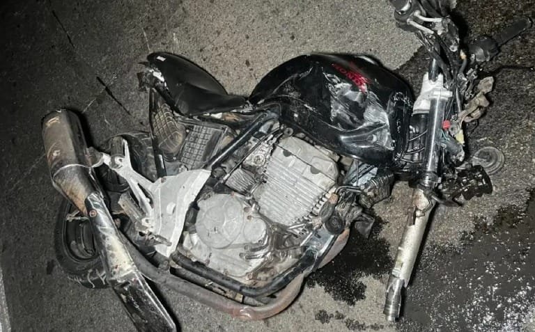 Motociclista invade pista contrária e morre ao bater em caminhão na rodovia BR-163