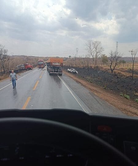 Caminhonete bate de frente com caminhão na BR-364, deixa dois mortos e um gravemente ferido