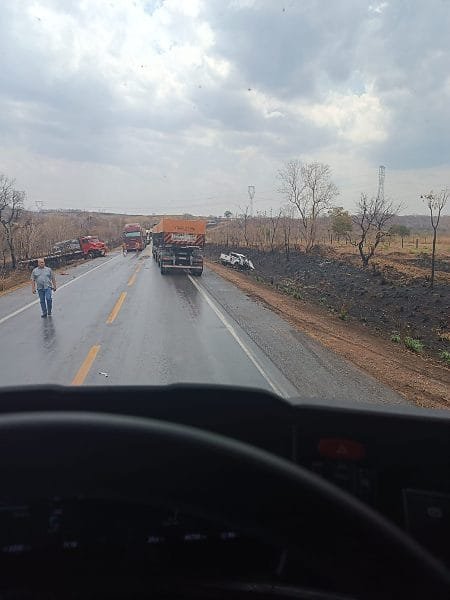 Caminhonete bate de frente com caminhão na BR-364, deixa dois mortos e um gravemente ferido
