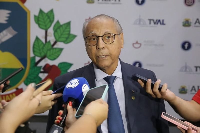Júlio Campos se irrita com sindicalista durante entrevista e manda segurança retirá-lo da AL