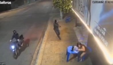 Dupla chega de motocicleta e atira contra empresária em frente a bar em MT; vídeo