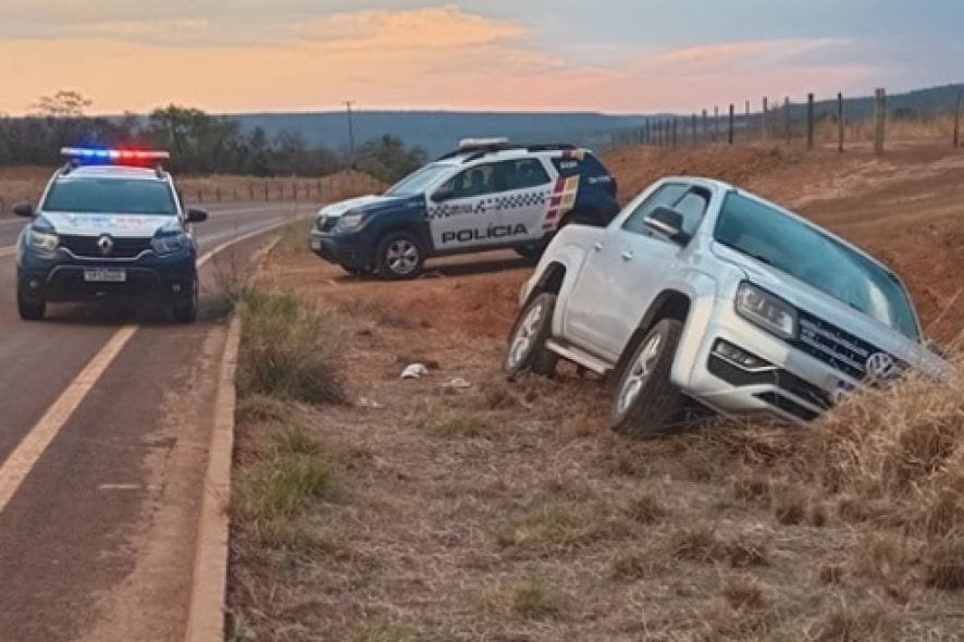 Ladrão morre em confronto com a PM após roubo de Amarok e sequestro de mulher em MT