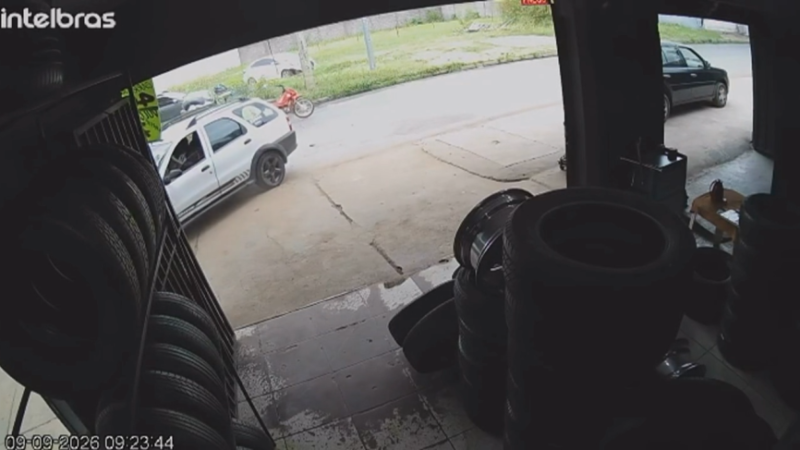 Vídeo mostra momento em que motociclista bate em carro, é arremessado e morre