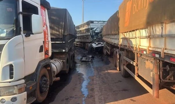 Engavetamento envolvendo quatro carretas deixa motorista morto na rodovia BR-163 em MT