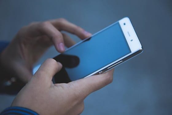 Menino de 11 anos esfaqueia a própria mãe após discussão por uso de celular em Mato Grosso