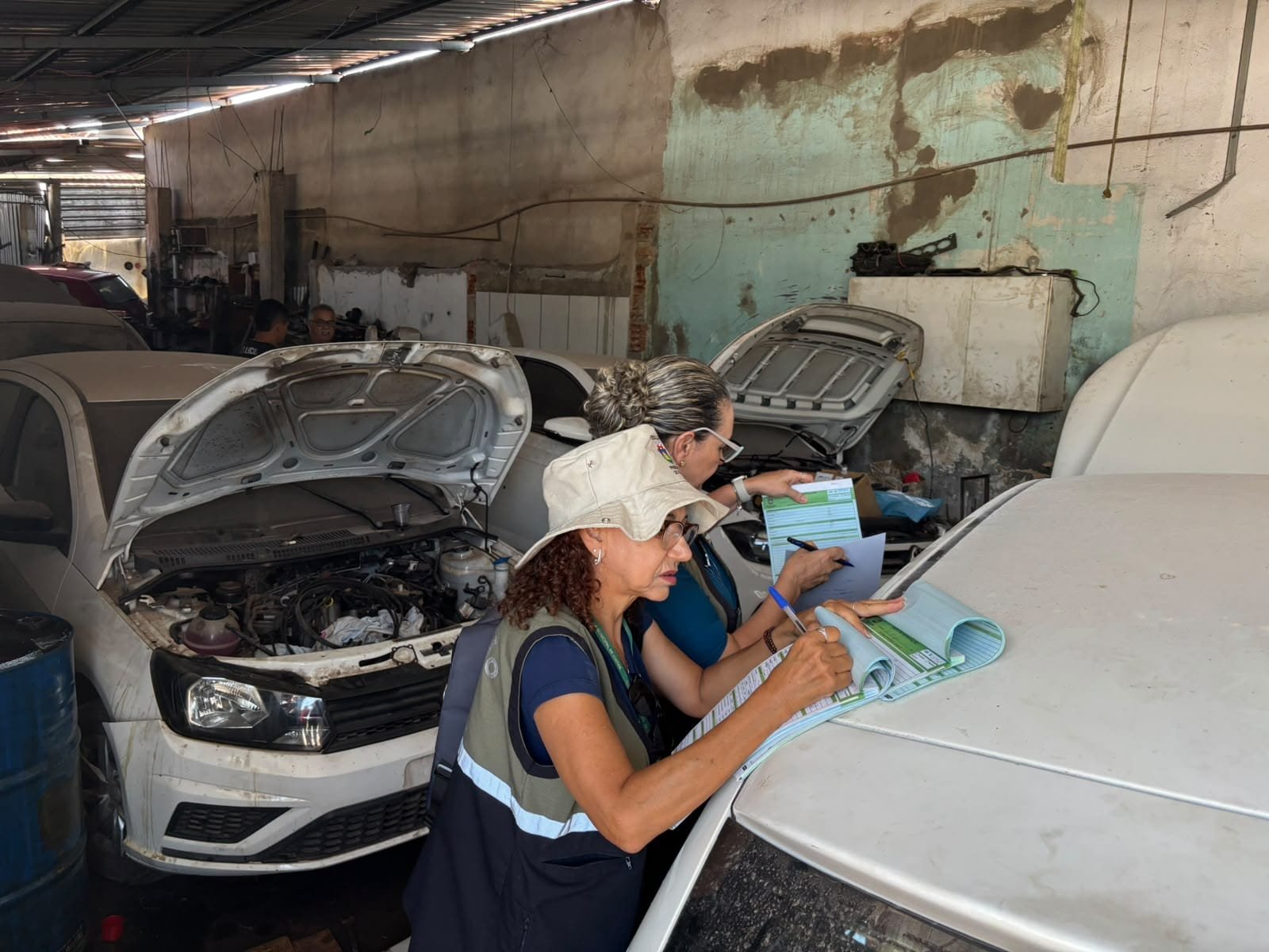 Ação de orientação e notificação libera vias e calçadas tomadas por sucatas