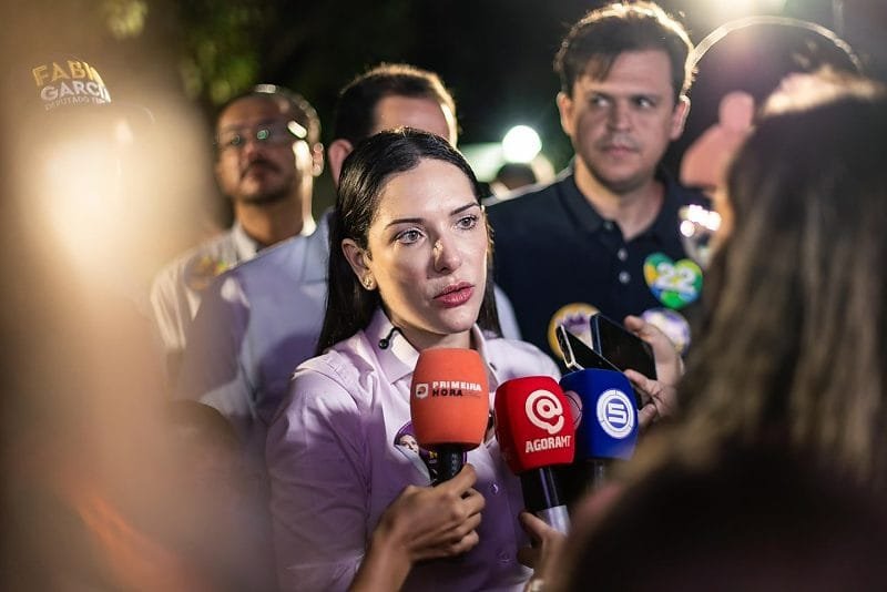 TRE libera vídeo de Janaina Riva e o pai dançando “Segura o Tchan” em frente à Assembleia