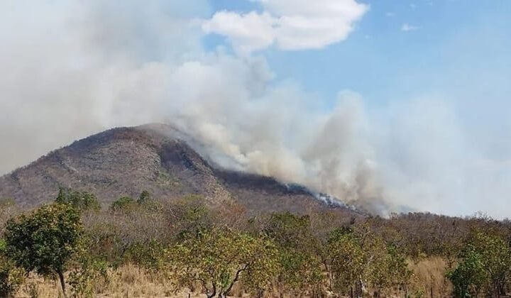 Chuva ajuda e Corpo de Bombeiros extingue incêndio no Morro de Santo Antônio