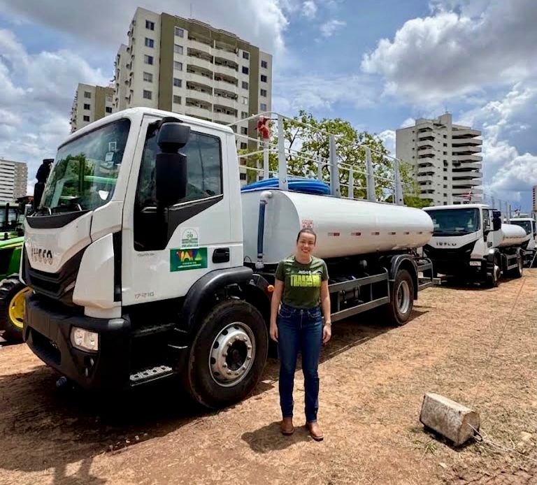 Máquinas de quase R$ 900 mil articuladas por Flavinha reforçam serviços públicos em Matupá