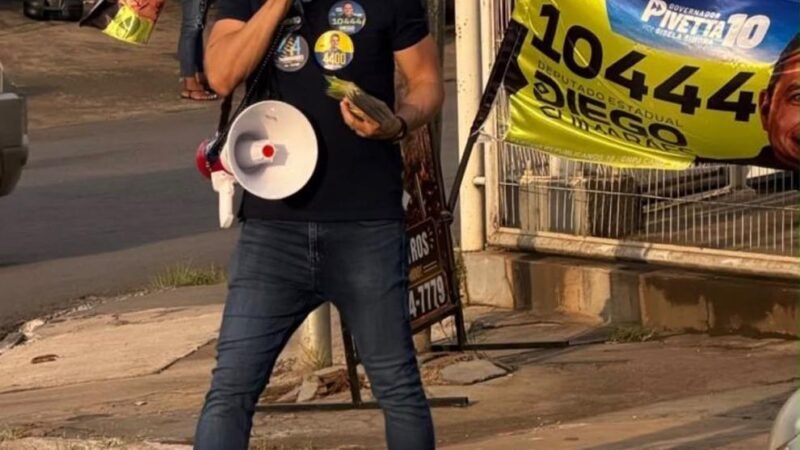 De megafone, deputado Diego Guimarães pede votos no Tijucal e destaca pavimentação de ruas em Cuiabá