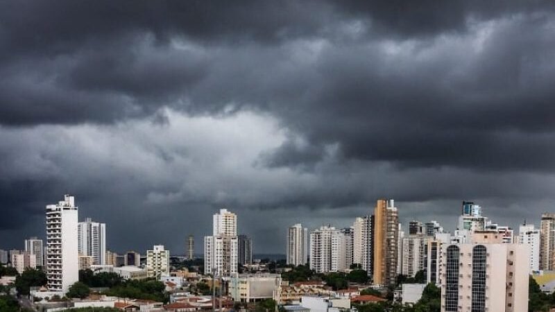 Após onda de calor, tempestades devem atingir todas as cidades de MT nos próximos dias