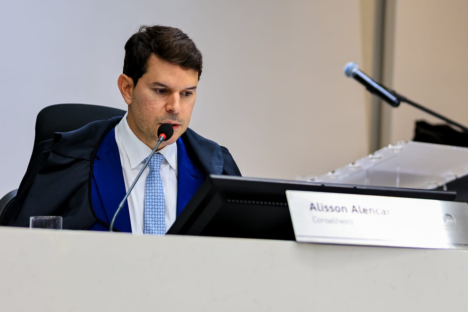 TCE suspende pregões de R$ 17 milhões para locação de veículos e compra de alimentos em MT