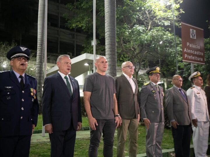 Pivetta e Wellington Fagundes dividem palanque durante desfile cívico 7 de Setembro em Cuiabá