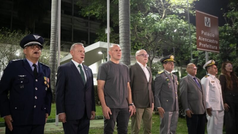 Pivetta e Wellington Fagundes dividem palanque durante desfile cívico 7 de Setembro em Cuiabá