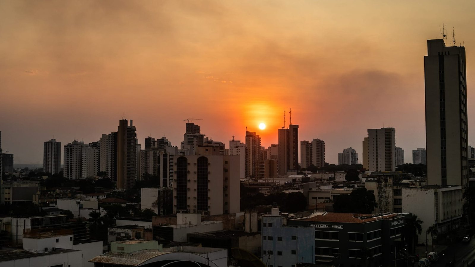 Após frente fria, temperatura volta a subir com possibilidade de chuva nesta terça-feira