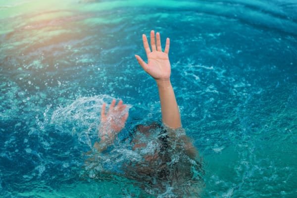 Menino de 4 anos morre após se afogar em represa na zona rural de MT
