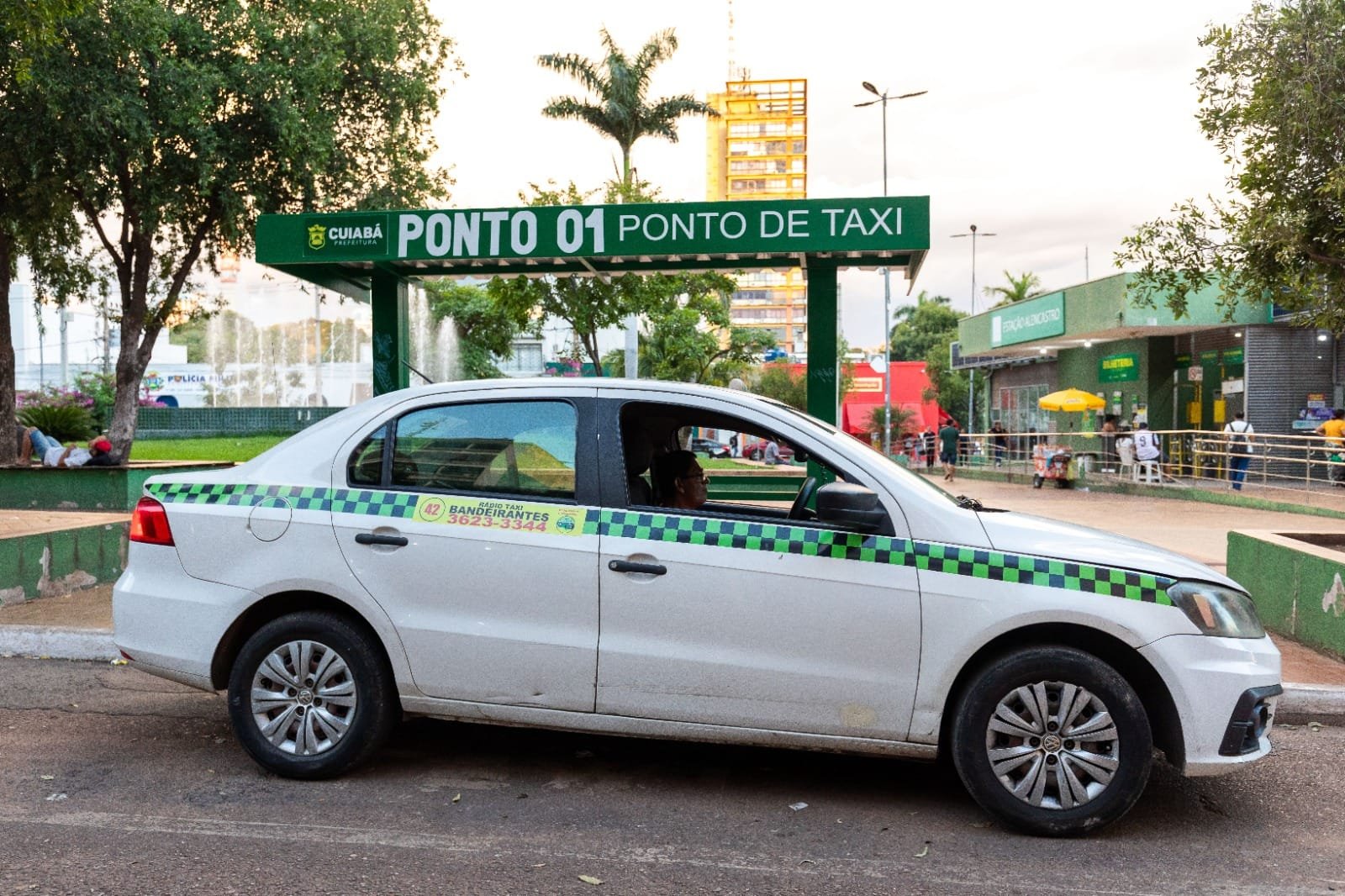 Cuiabá estuda liberar publicidade em táxis e ampliar renda dos profissionais