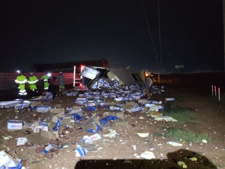 Carreta carregada com carne tomba e carga é saqueada em Sorriso