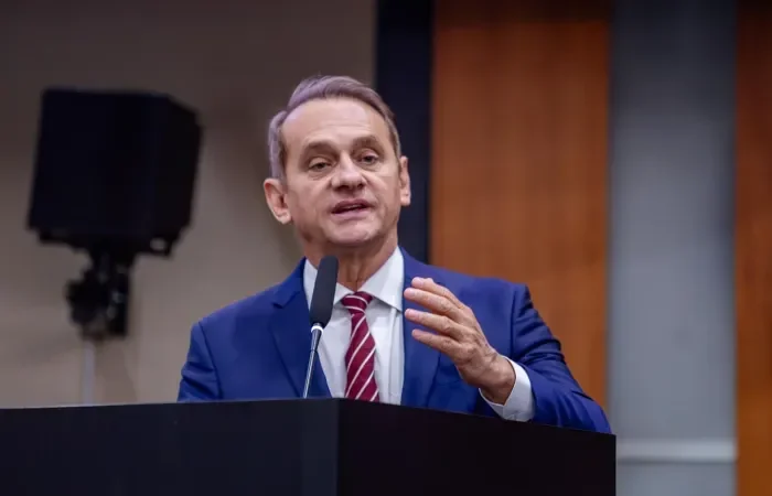 Wilson cobra promessa de 10 mil casas de Abílio e critica demolição de moradias