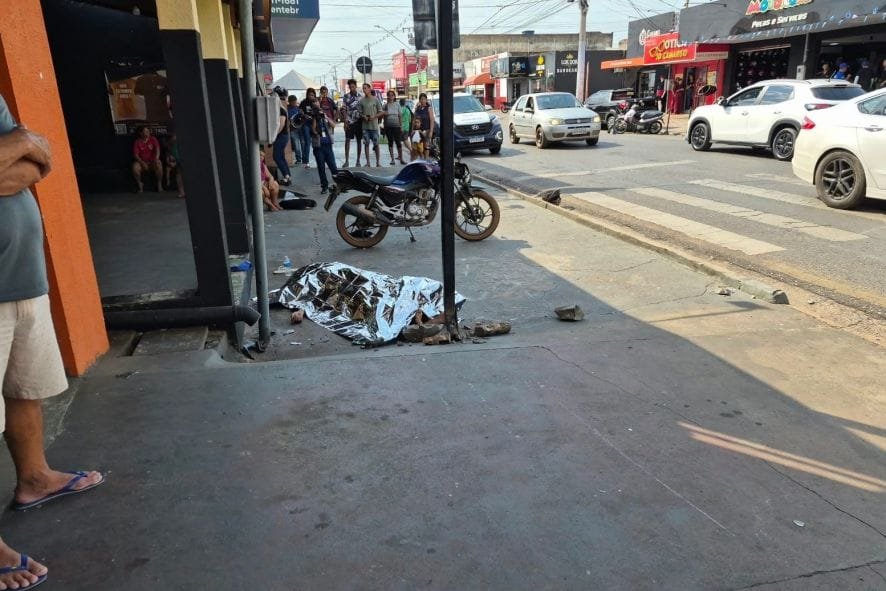 Jovem de 18 anos morre após moto bater em carro em Cuiabá