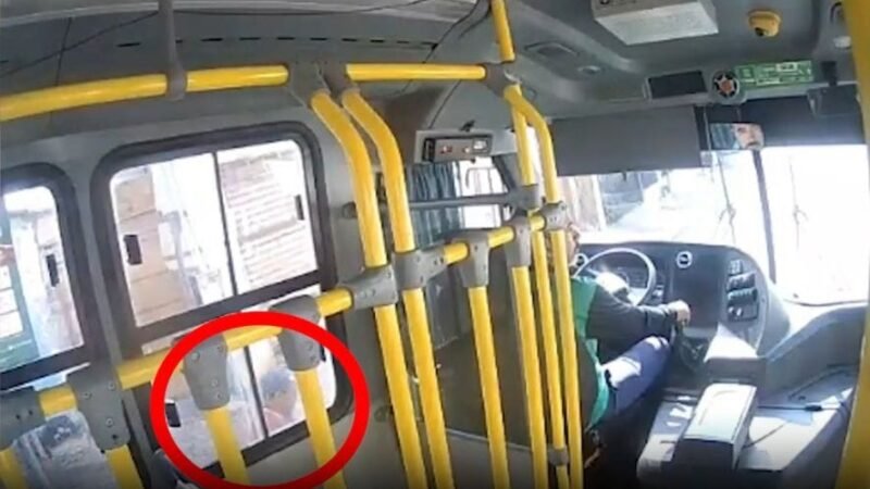 Câmera flagra homem sendo atropelado por micro-ônibus em avenida de Cuiabá