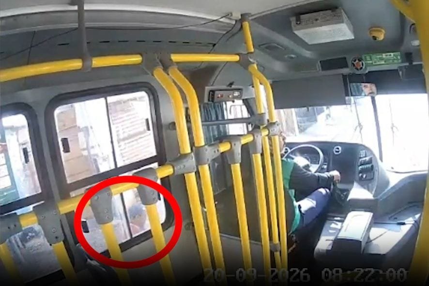 Câmera flagra homem sendo atropelado por micro-ônibus em avenida de Cuiabá