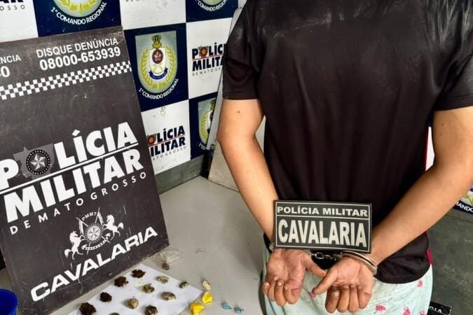 Jovem é preso com pasta base e maconha em casa abandonada em Cuiabá