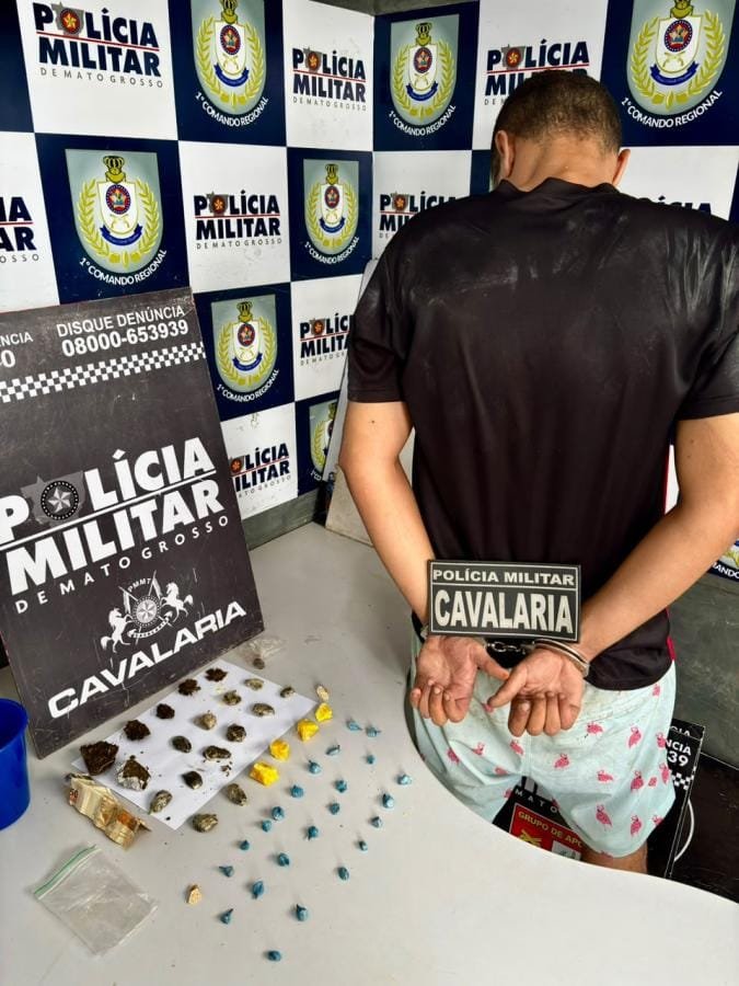 Jovem é preso com pasta base e maconha em casa abandonada em Cuiabá