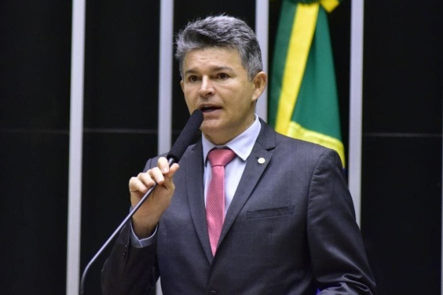 Medeiros diz que bolsonaristas de MT “bebem detergente” e “oram para alienígena”; ouça
