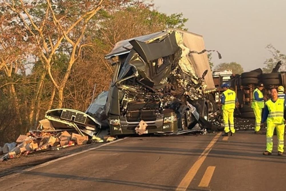 Motorista morre em batida frontal entre carretas na Serra da Petrovina em MT